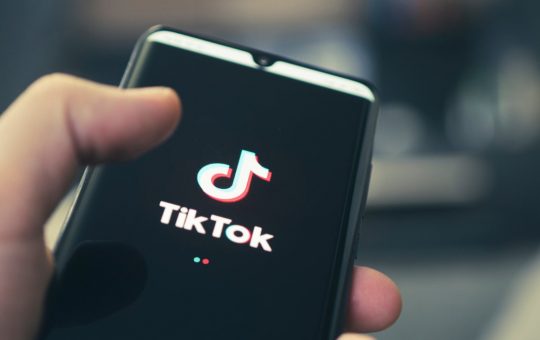 Smartphone TikTok - Fonte Depositphotos - tuttosuimotori.it