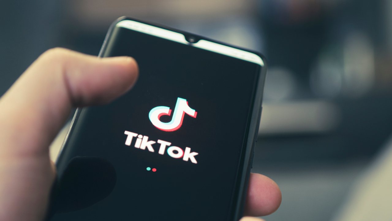 Smartphone TikTok - Fonte Depositphotos - tuttosuimotori.it