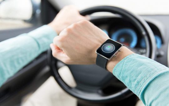 Smartwatch alla guida, una distrazione(Depositphotos)-tuttosuimotori.it