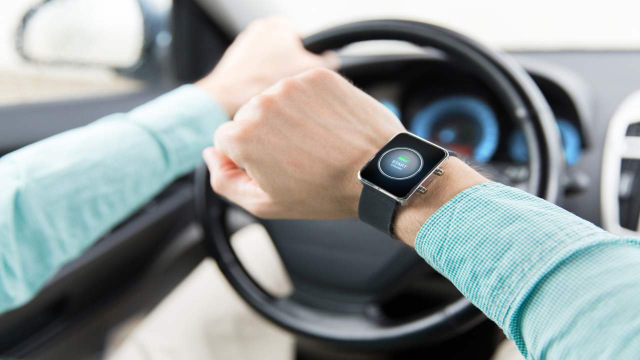 Smartwatch alla guida, una distrazione(Depositphotos)-tuttosuimotori.it