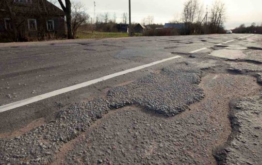 Strada con buche - fonte_depositphotos - tuttosuimotori.it