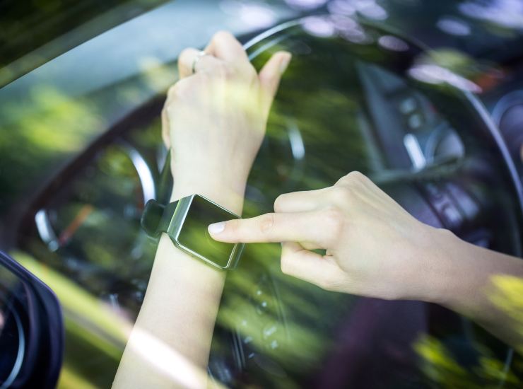 Utilizzo dello smartwatch alla guida