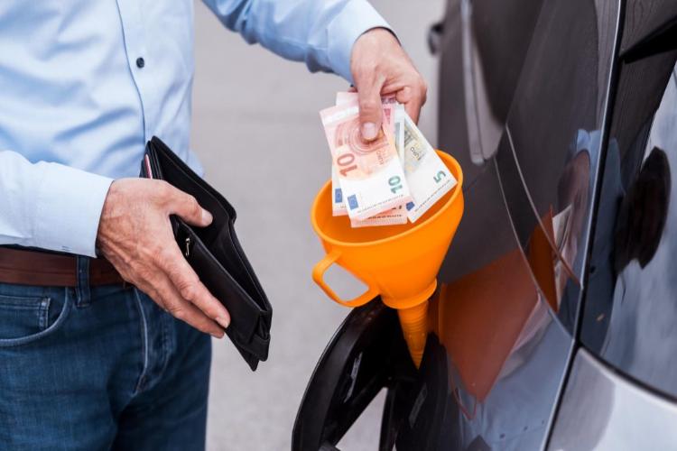 risparmio benzina - depositphotos - tuttosuimotori.it(1)