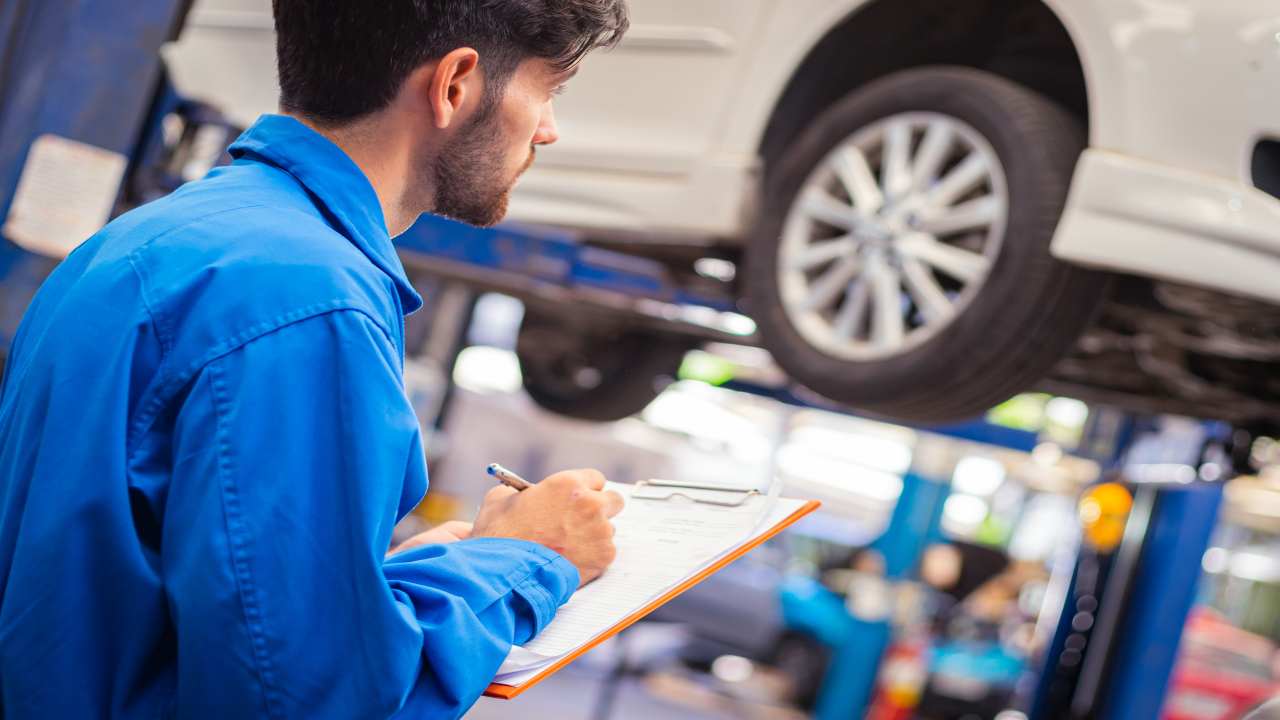 Controllo, collaudo e annotazione in officina(Depositphotos)-tuttosuimotori.it