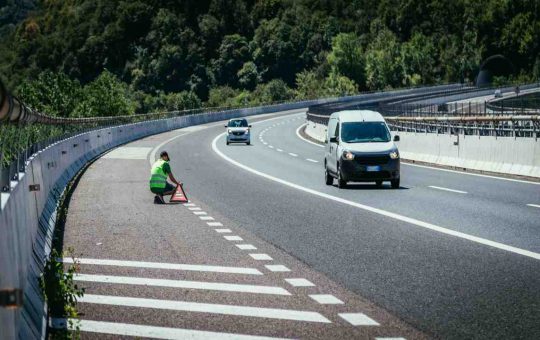 Corsia di emergenza (Depositphotos)-tuttosuimotori.it