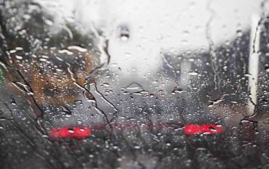 Guidare con la pioggia - fonte_depositphotos - tuttosuimotori.it