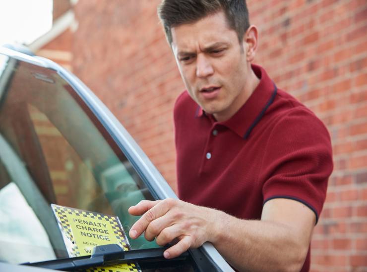 Multa sul parabrezza dell'auto