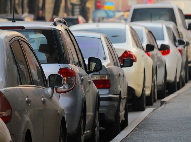 Parcheggi lungo la strada (Depositphotos)-tuttosuimotori.it