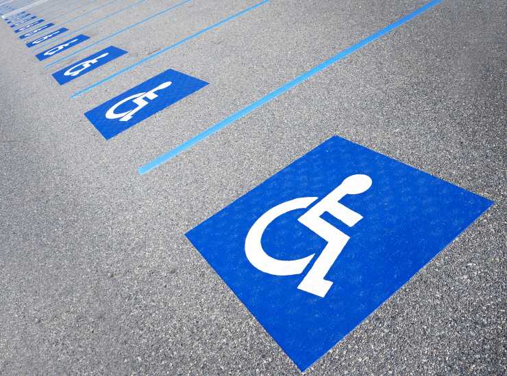 Parcheggi riservati ai disabili (Depositphotos)-tuttosuimotori.it