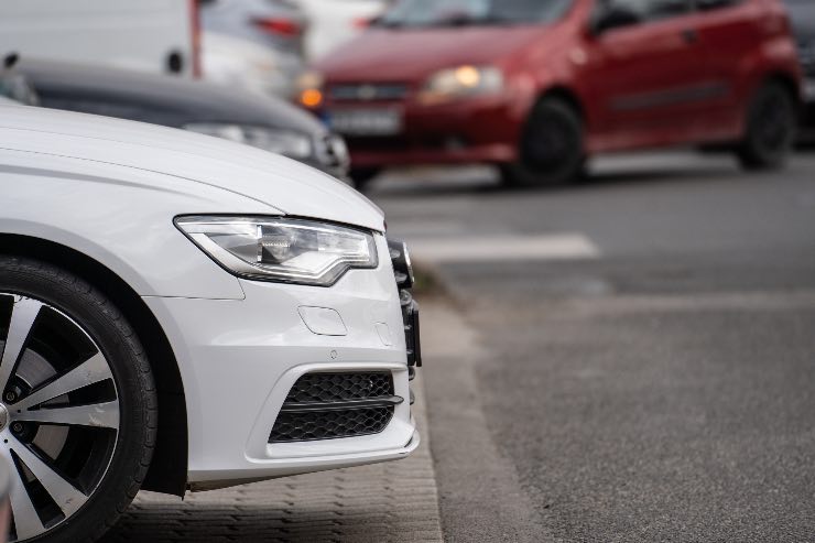 Parcheggio con automobili - fonte_deposithotos - tuttosuimotori.it