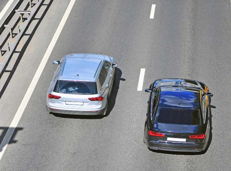 Sorpasso vista dall'alto(Depositphotos)-tuttosuimotori.it