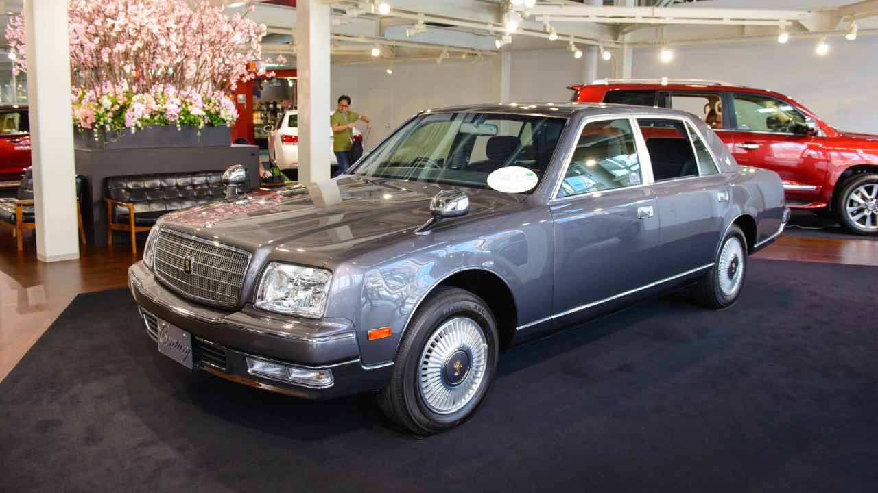 Toyota Century - fonte_depositphotos - tuttosuimotori.it