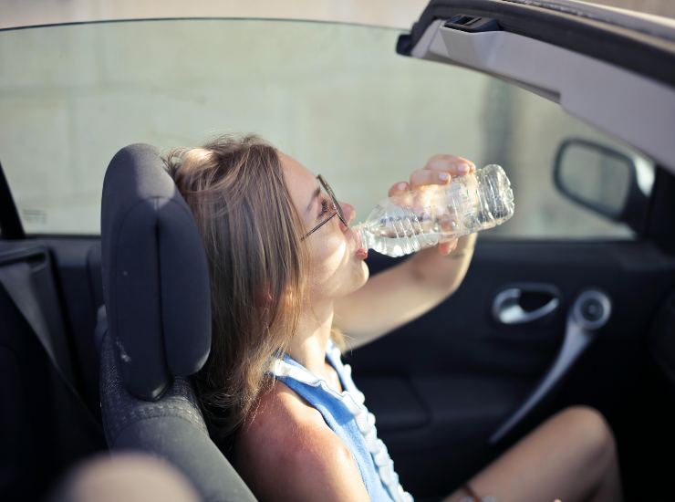 Bottiglia di acqua lasciata in auto