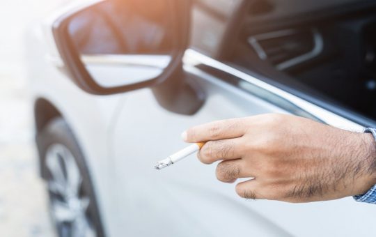 Fumare dal finestrino dell'auto