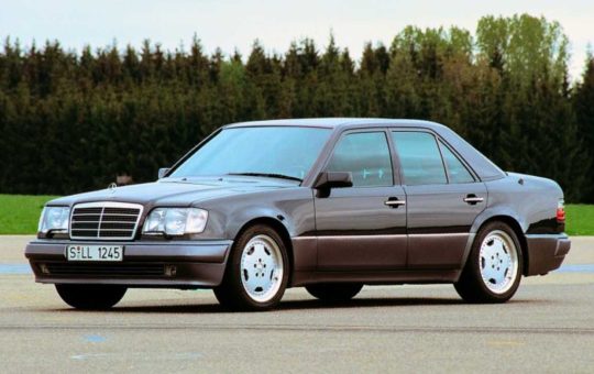 La berlina Mercedes-Benz 500E