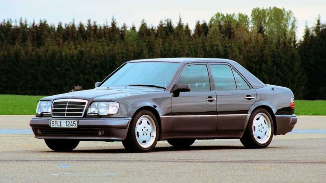 La berlina Mercedes-Benz 500E