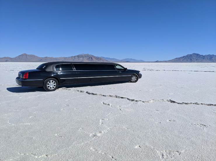 Limousine in mezzo al deserto (Pexels)-tuttosuimotori.it