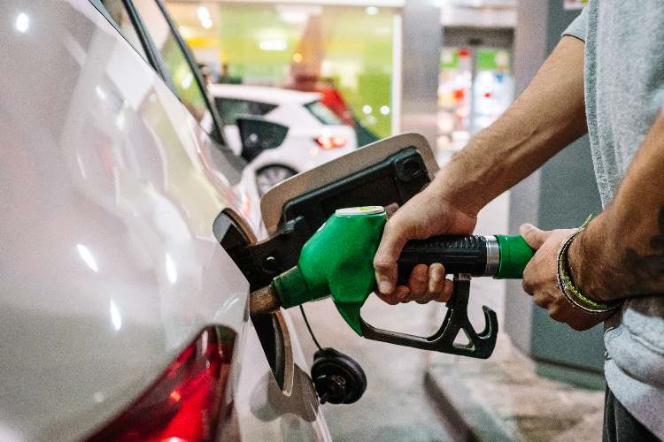 fare benzina - depositphtos - tuttosuimotori.it