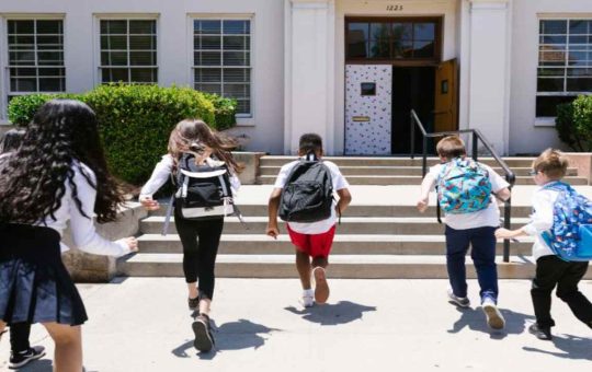 Bambini in entrata a scuola