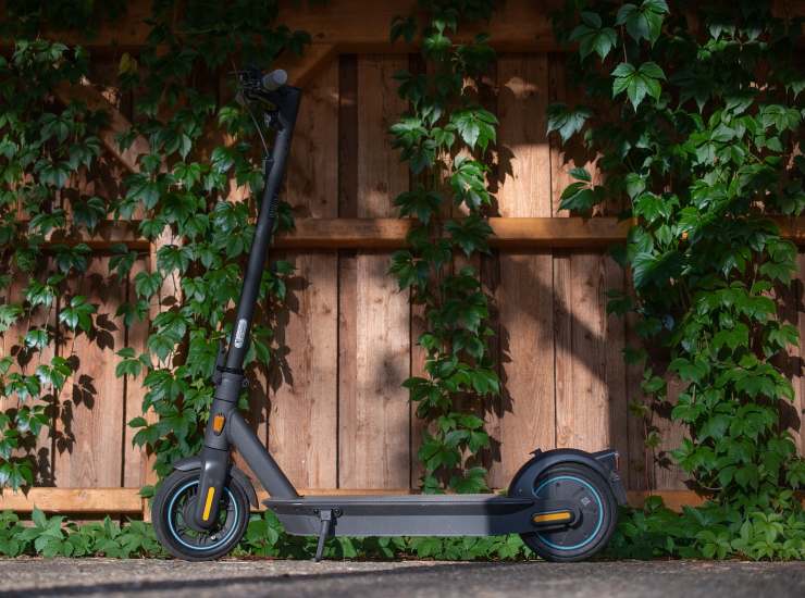 Un e-scooter o monopattino elettrico 