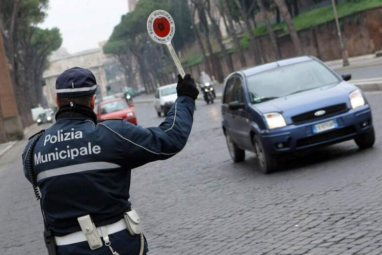 multa blocco auto - ansa - tuttosuimotori.it