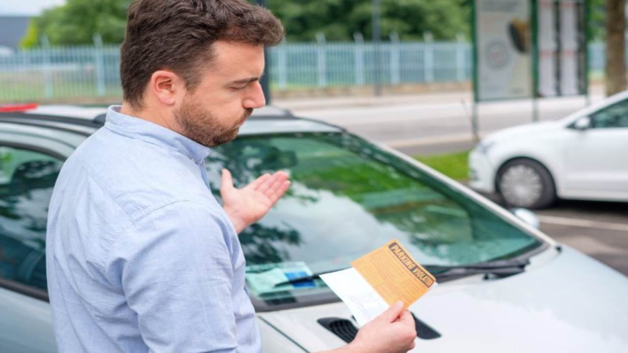 Prendere una multa (Depositphotos)-tuttosuimotori.it