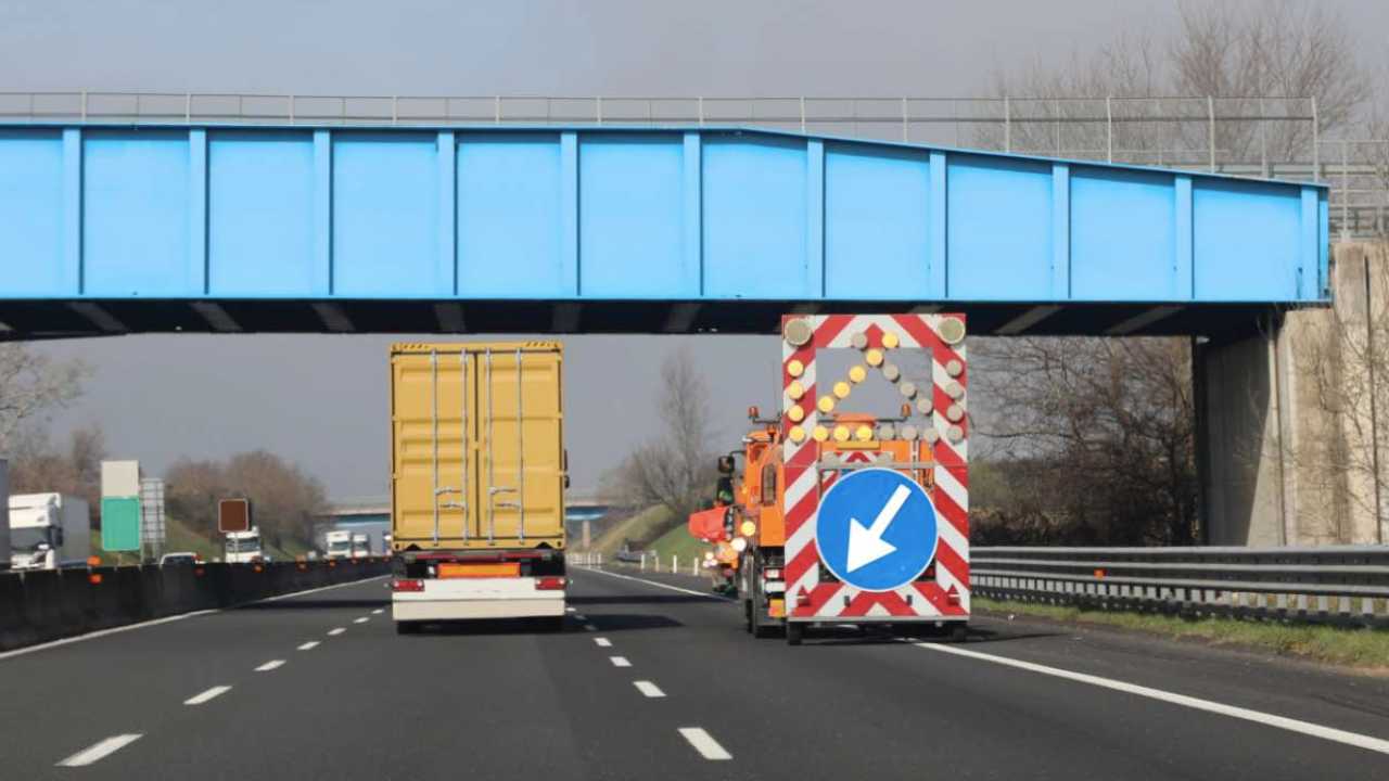 Veicolo lavori su strada 