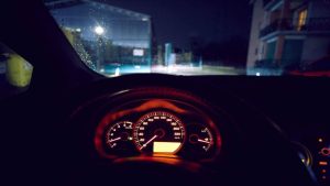 guidare di notte - depositphotos - tuttosuimotori.it