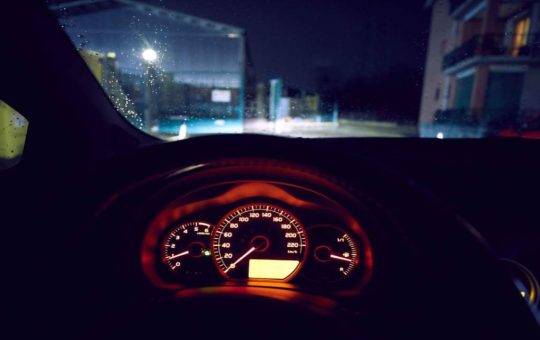 guidare di notte - depositphotos - tuttosuimotori.it