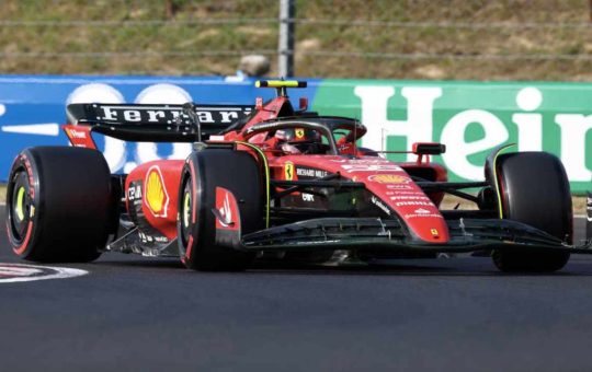 Sainz in pista con la Ferrari