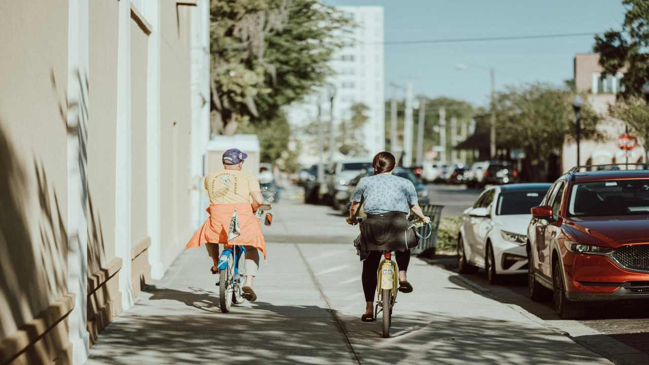 Andare in bicicletta in città 